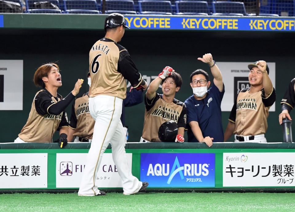 　８回、中田は左前適時打を放ち、ベンチへがい旋（撮影・佐藤厚）