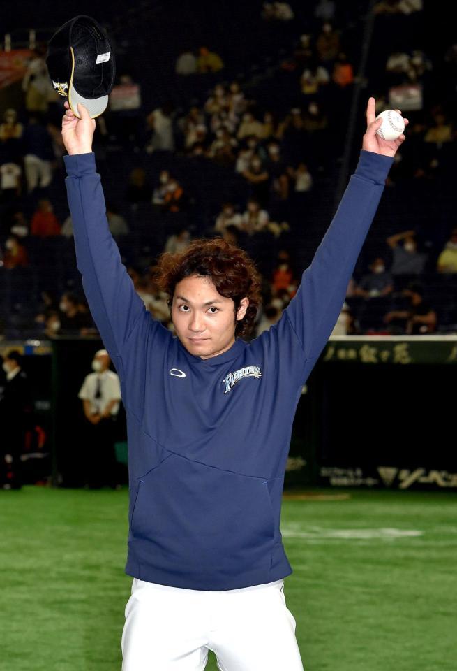 　７回２安打１失点で３勝目を挙げ高々とガッツポーズする伊藤（撮影・佐藤厚）