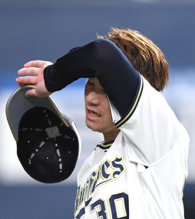 ９回、同点に追い付かれ、汗を拭いながらベンチに戻るＫ-鈴木＝京セラドーム大阪（撮影・北村雅宏）