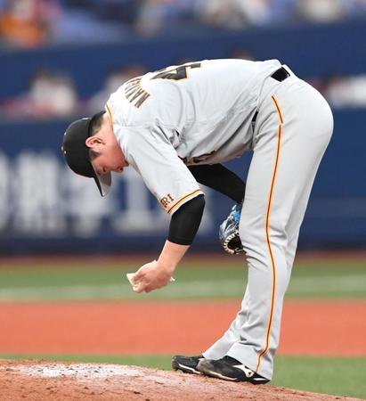 ８回、福田に勝ち越しとなる適時打を浴び、ロジンに手をやる中川＝京セラドーム大阪（撮影・北村雅宏）