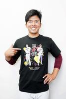 コラボＴシャツを着た早川（球団提供）