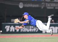 ４回、ピープルズは山川の打球を受けた後、本塁へダイブでトスするも間に合わず＝メットライフドーム（撮影・金田祐二）