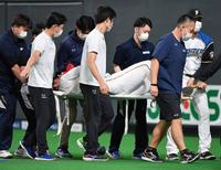 ３回、担架で運ばれる中田＝札幌ドーム（撮影・西岡正