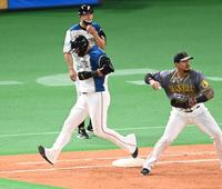 ３回、一塁へ駆け込む中田、直後に負傷退場となる＝札幌ドーム（撮影・飯室逸平）