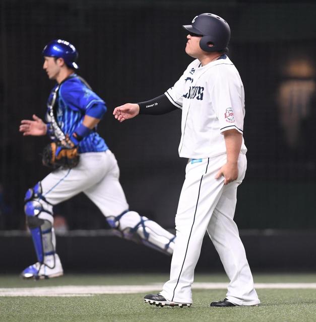 西武 中村剛也にアクシデントか 打者一巡の四回 2度目の打席で代打送られる 野球 デイリースポーツ Online 西武 中村剛也にアクシデントか 打者一巡の四回 2度目の打席で代打送られる 野球 デイリースポーツ Online