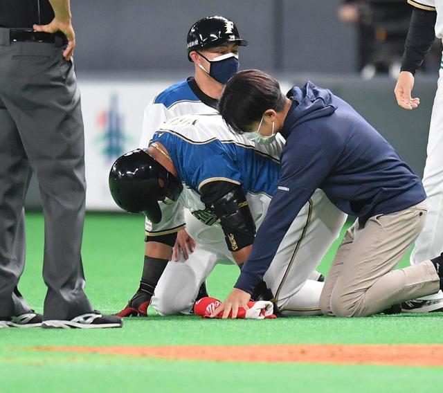 日本ハム 中田の交代理由は 腰の違和感 立ち上がれず担架で運ばれる 野球 デイリースポーツ Online