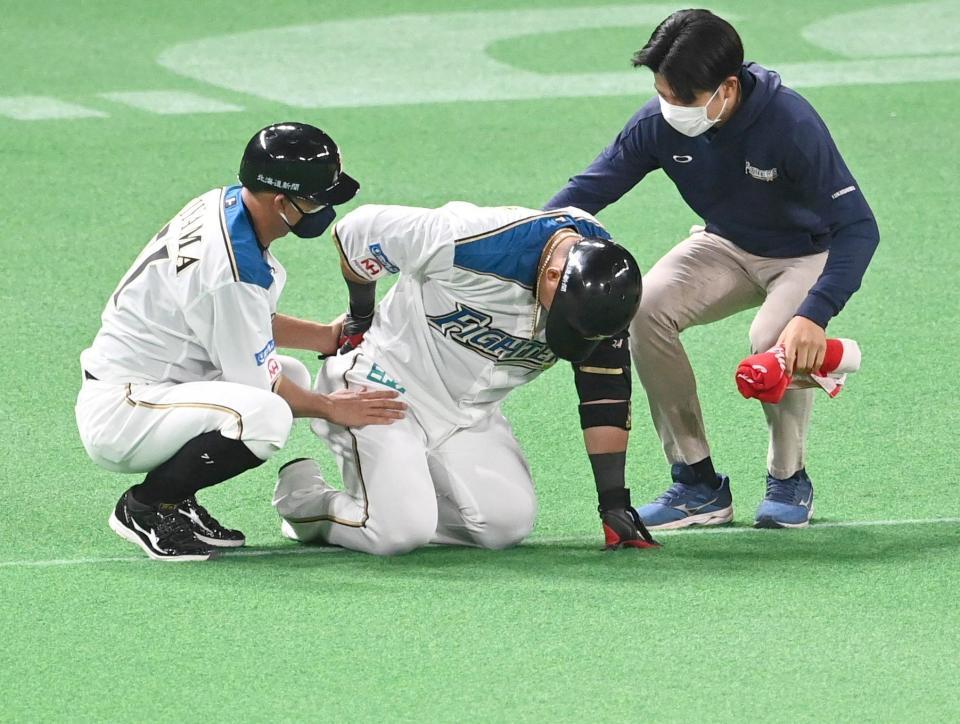 日本ハム 中田翔 担架で運ばれ交代 全力疾走中に右腰押さえる 野球 デイリースポーツ Online