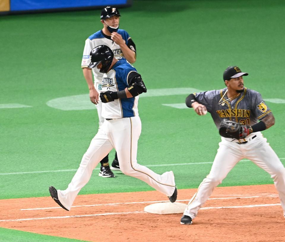 ３回、一塁へ駆け込む中田、直後に負傷退場となる＝札幌ドーム（撮影・飯室逸平）