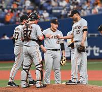 　７回途中、降板するサンチェス（右）＝撮影・山口登