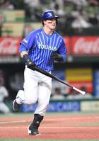 　１回、オースティンは左越えに１２号２ランを放つ（撮影・佐藤厚）