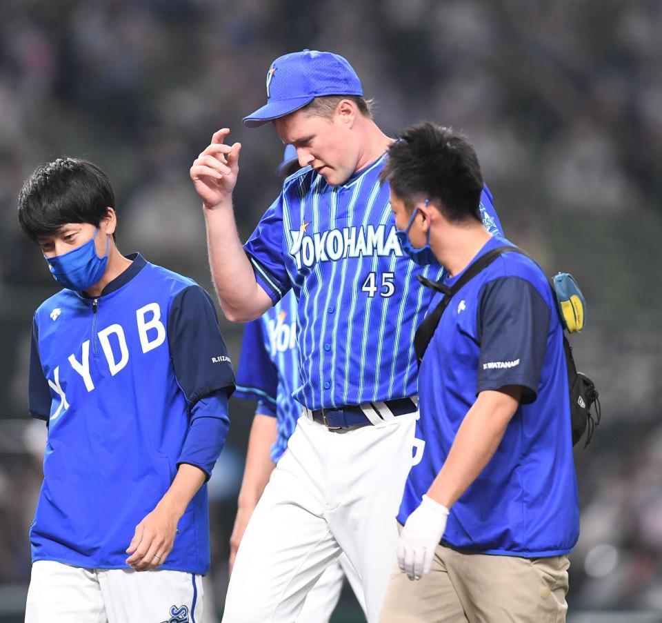 　４回、山川の打球を受けベンチに戻るピープルズ