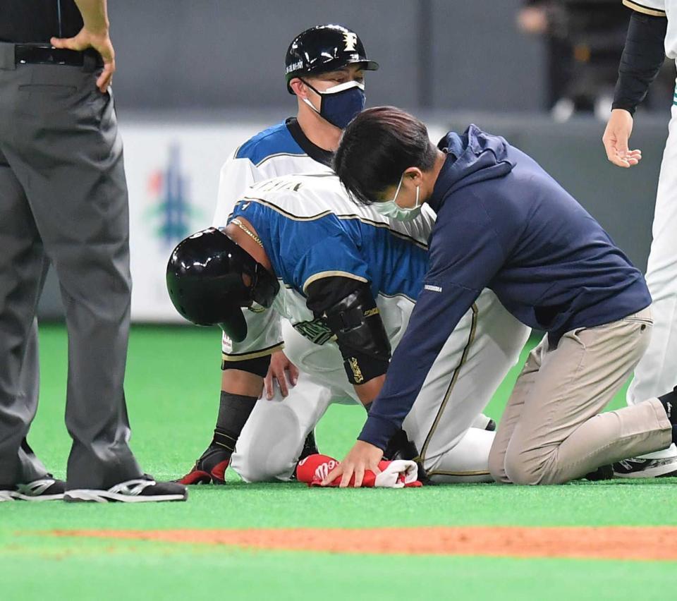 　３回、一塁へ駆け込んだ時に腰を痛め、うずくまる中田