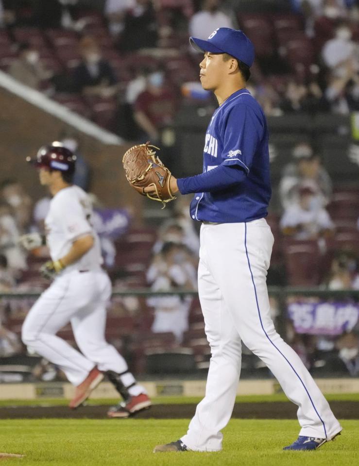 　４回、楽天・島内（奥）に本塁打を浴びた中日・柳（共同）