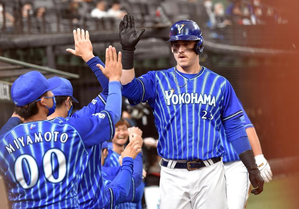 　１回、オースティンは左越えに１２号２ランを放ち、ベンチへがい旋（撮影・佐藤厚）