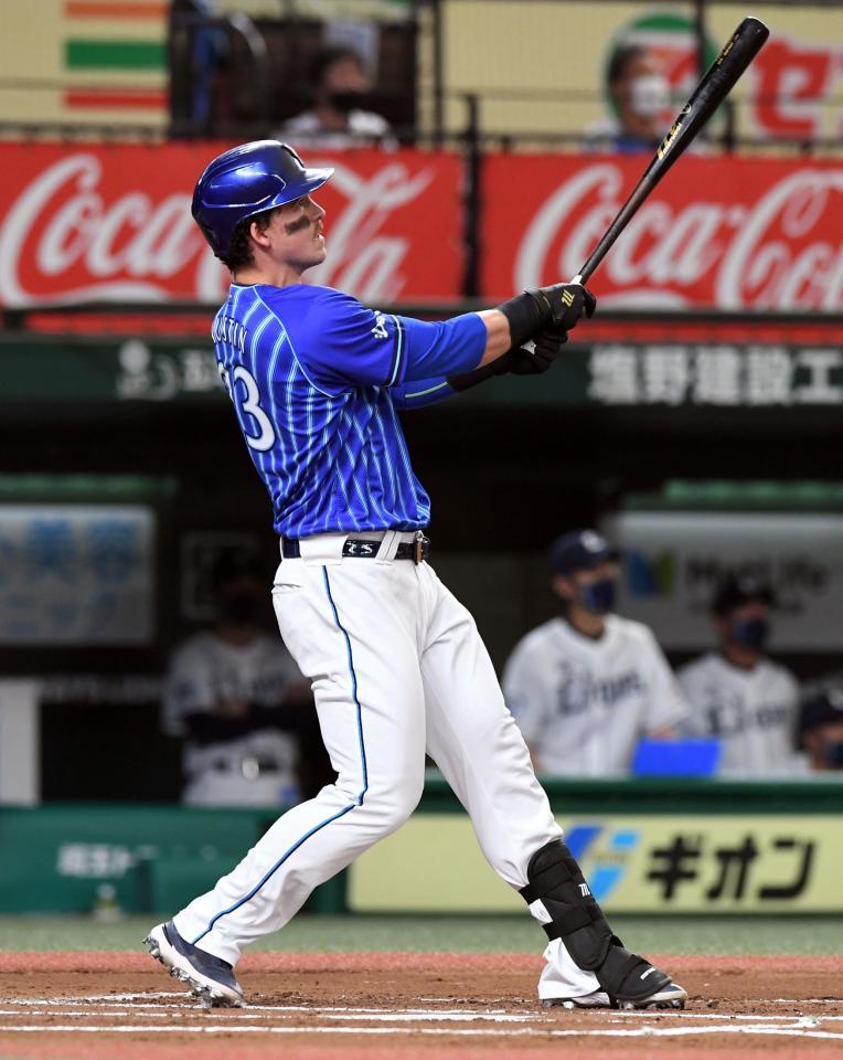 　１回、オースティンは左越えに１２号２ランを放つ（撮影・佐藤厚）