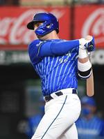 　１回、左前に先制適時打を放つＤｅＮＡ・ソト