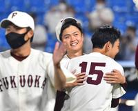 　延長タイブレーク１０回を投げ抜き祝福される福岡大・村上幸人（撮影・堀内翔）