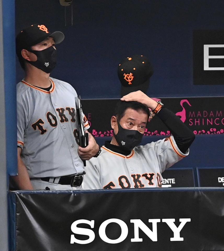 　７回、ベンチで厳しい表情を見せる原監督