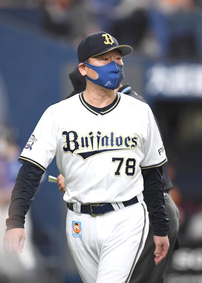 ７回を終え、選手交代を告げた中嶋監督（撮影・北村雅宏）