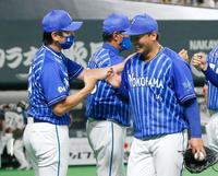 完封で４勝目を挙げた浜口（右）を迎えるＤｅＮＡ・三浦監督＝札幌ドーム