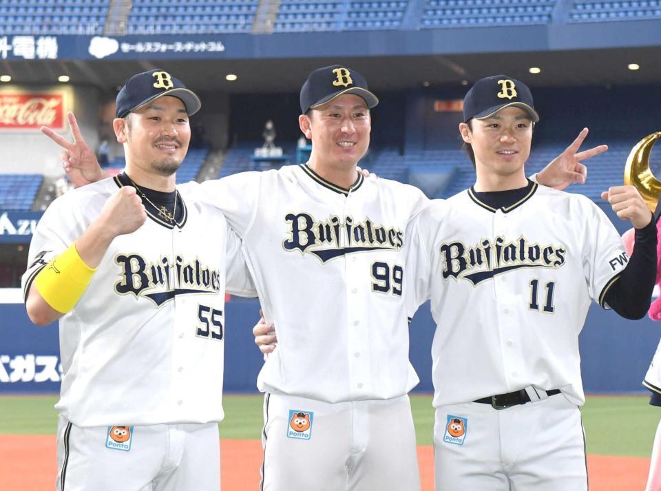 　お立ち台で笑顔を見せる（左から）Ｔ－岡田、杉本、山崎福