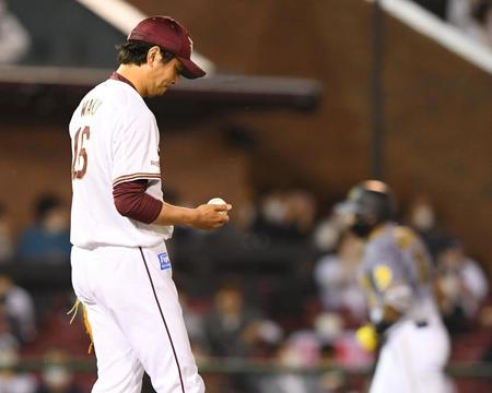 　６回、マルテ（右奥）に逆転２ランを許しボールを見つめて悔しがる涌井