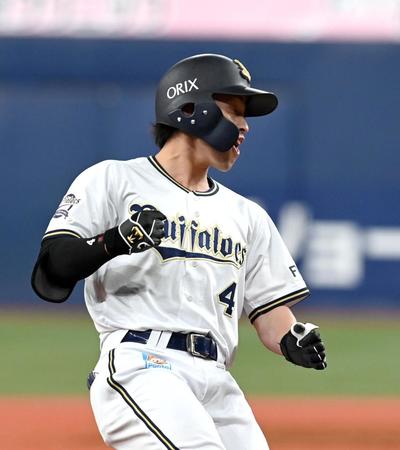 　２回、福田は適時三塁打を放ちガッツポーズ（撮影・山口登）