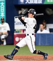 　２回、福田は左中間に走者一掃の適時三塁打を放つ（撮影・山口登）