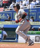 　３回、岡本和は左越えに３打席連続の１９号３ランを放つ（撮影・佐藤厚）