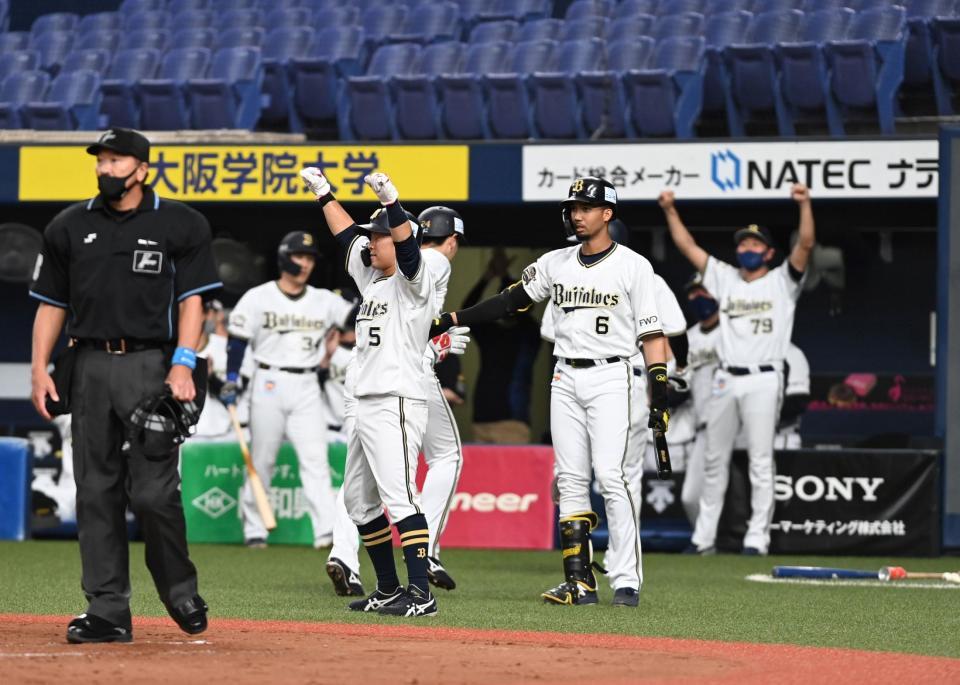２回、３点を先制し盛り上がるオリックスナイン＝京セラドーム大阪（撮影・山口登）