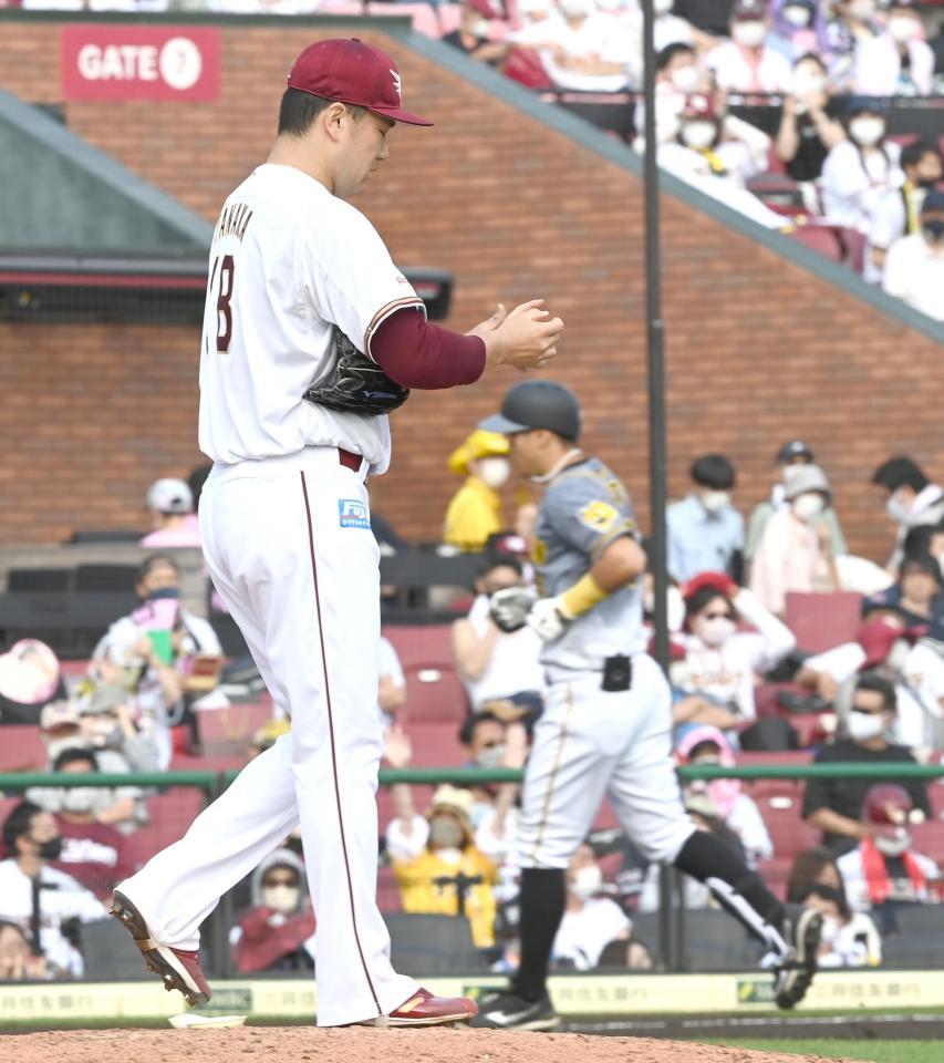 　６回、佐藤輝に右越えソロを打たれる田中将（撮影・飯室逸平）