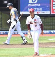 　４回、阪神・佐藤輝を空振り三振に斬る早川（撮影・飯室逸平）