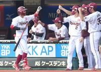 ８回、楽天・鈴木大の同点弾に湧く楽天ナイン（撮影・飯室逸平）