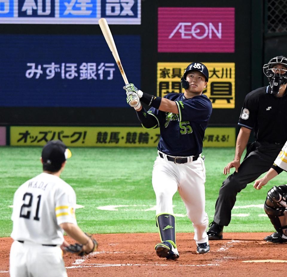 　４回、村上は中越えに２ランを放つ