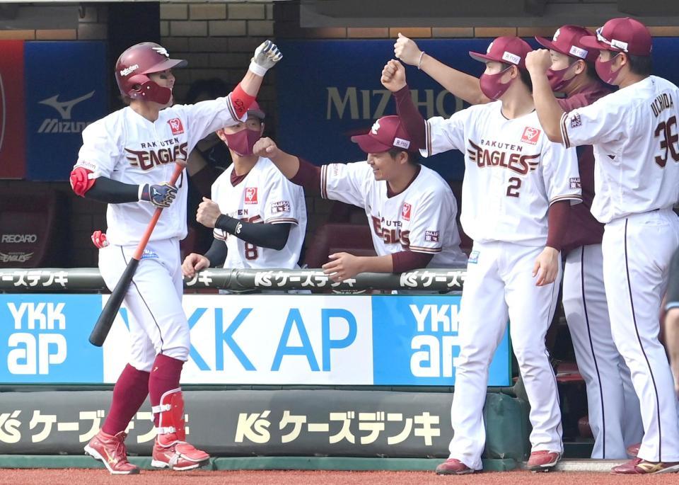 ８回、楽天・鈴木大の同点弾に湧く楽天ナイン（撮影・飯室逸平）