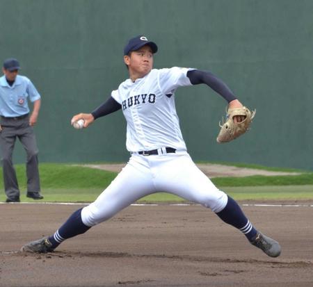 　先発し３回無失点に抑えた中京大中京・畔柳