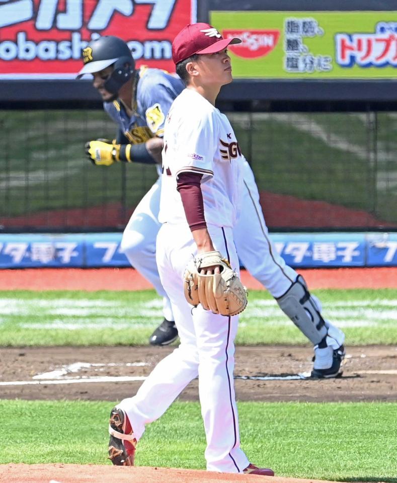 　３回、マルテ（奥）に先制打を打たれる早川