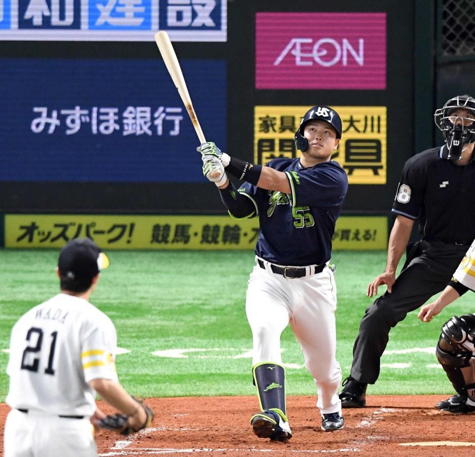 　４回、和田（手前）から中越えに２ランを放つ村上（撮影・栗木一考）