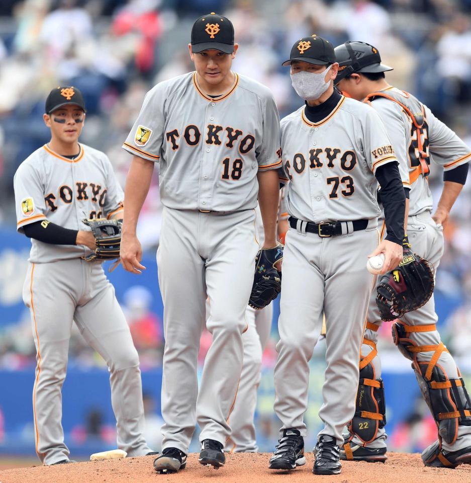 　桑田チーフコーチ補佐（右）に腰に手を回され、降板する菅野（中央）＝撮影・佐藤厚