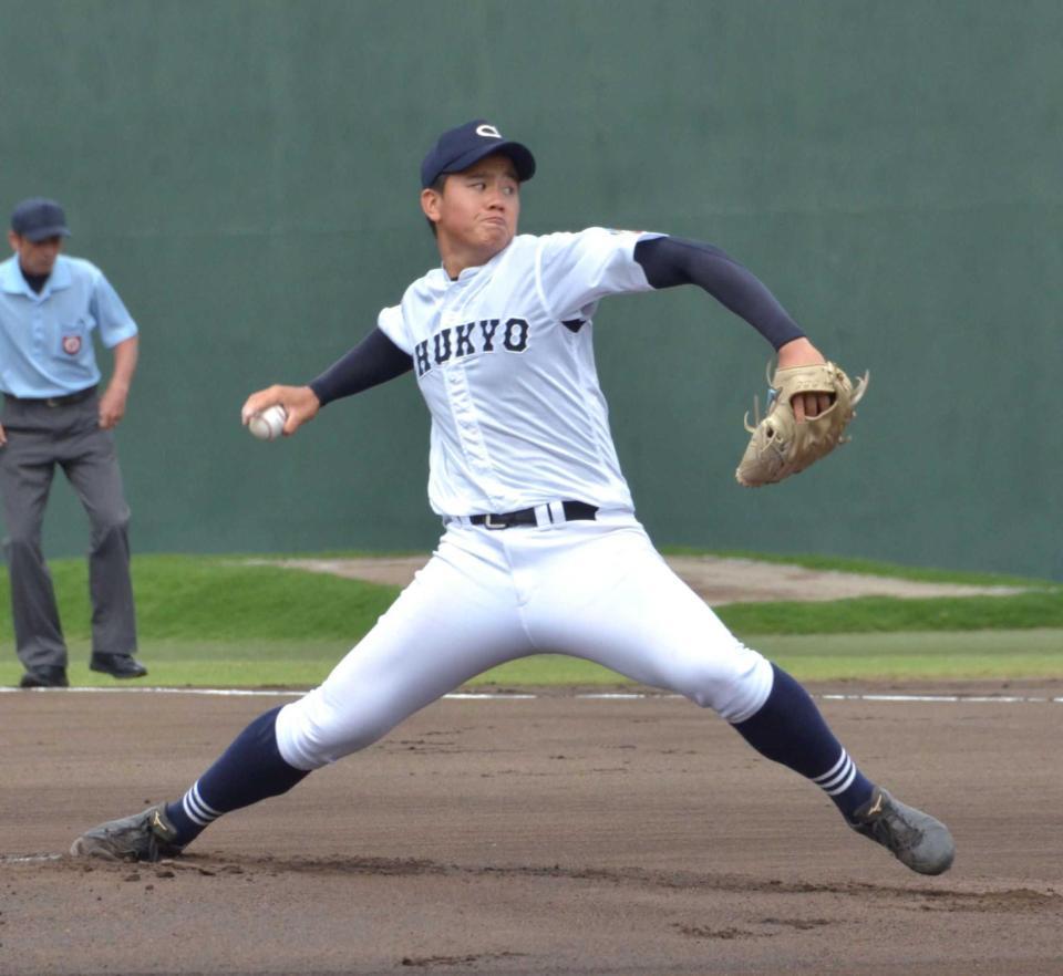 　先発し３回無失点に抑えた中京大中京・畔柳