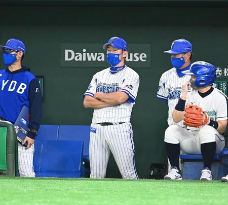 　７回、厳しい表情で戦況をうかがう三浦監督（中央）＝撮影・高石航平