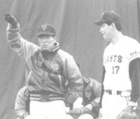 　槙原（右）にアドバイスをする巨人コーチ時代の中村稔氏＝１９９１年