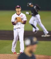 　３回、モヤ（奥）に２ランを浴びがっくりの涌井（撮影・金田祐二）