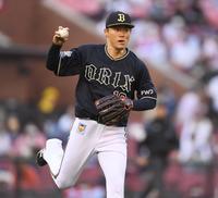 　１回、鈴木大の投ゴロを処理する山本（撮影・金田祐二）