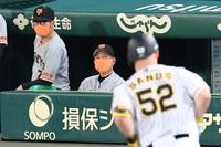 　３回、サンズ（手前右）に満塁弾を許し、グラウンドを見つめる原監督（撮影・田中太一）