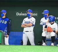 　７回、厳しい表情で戦況をうかがう三浦監督（中央）＝撮影・高石航平