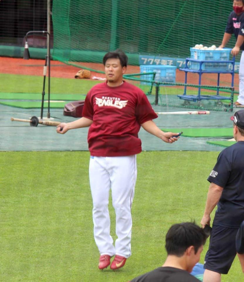 　縄跳びで調整する浅村