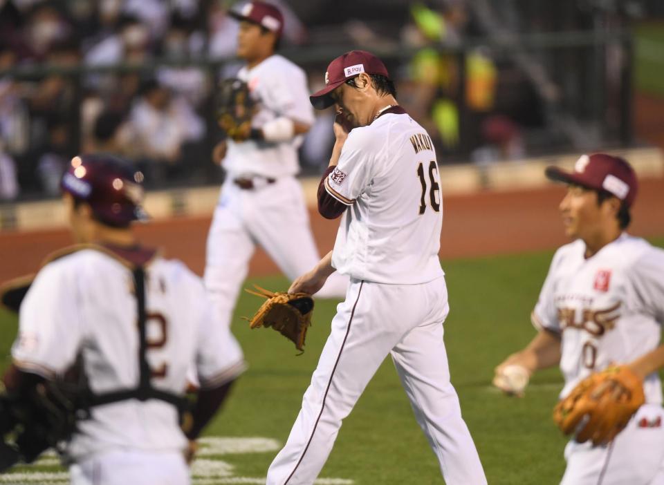 　３回、オリックス打線につかまり、がっくりベンチに戻る涌井（撮影・金田祐二）