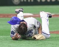 ３回表、林への投球のあと、倒れ込むＤｅＮＡ先発ののピープルズ＝東京ドーム