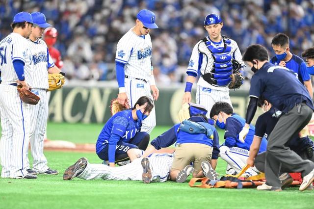 【写真】東京ドームではＤｅＮＡ投手が投球直後にもん絶　前のめりに倒れる